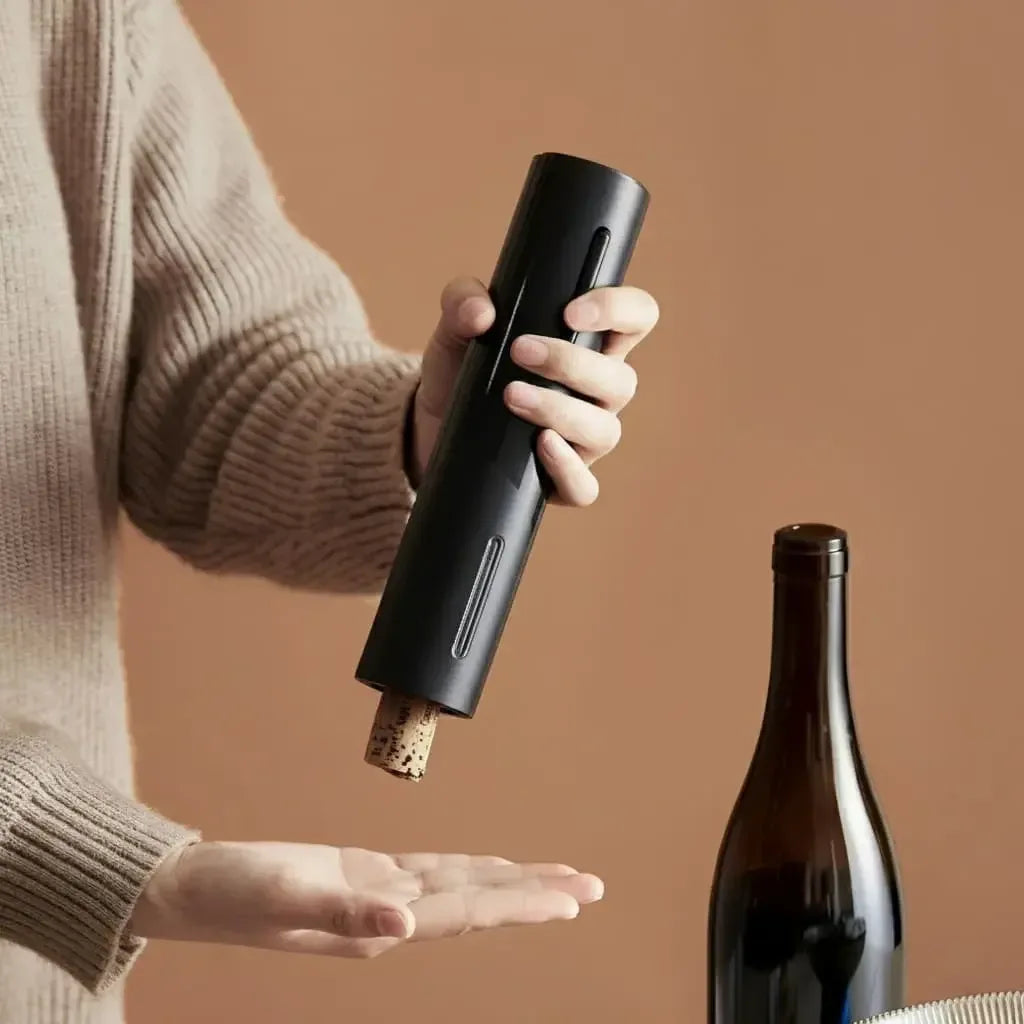 Pessoa usando o abridor automático de vinho Larvivaz para remover uma rolha de garrafa com facilidade.
