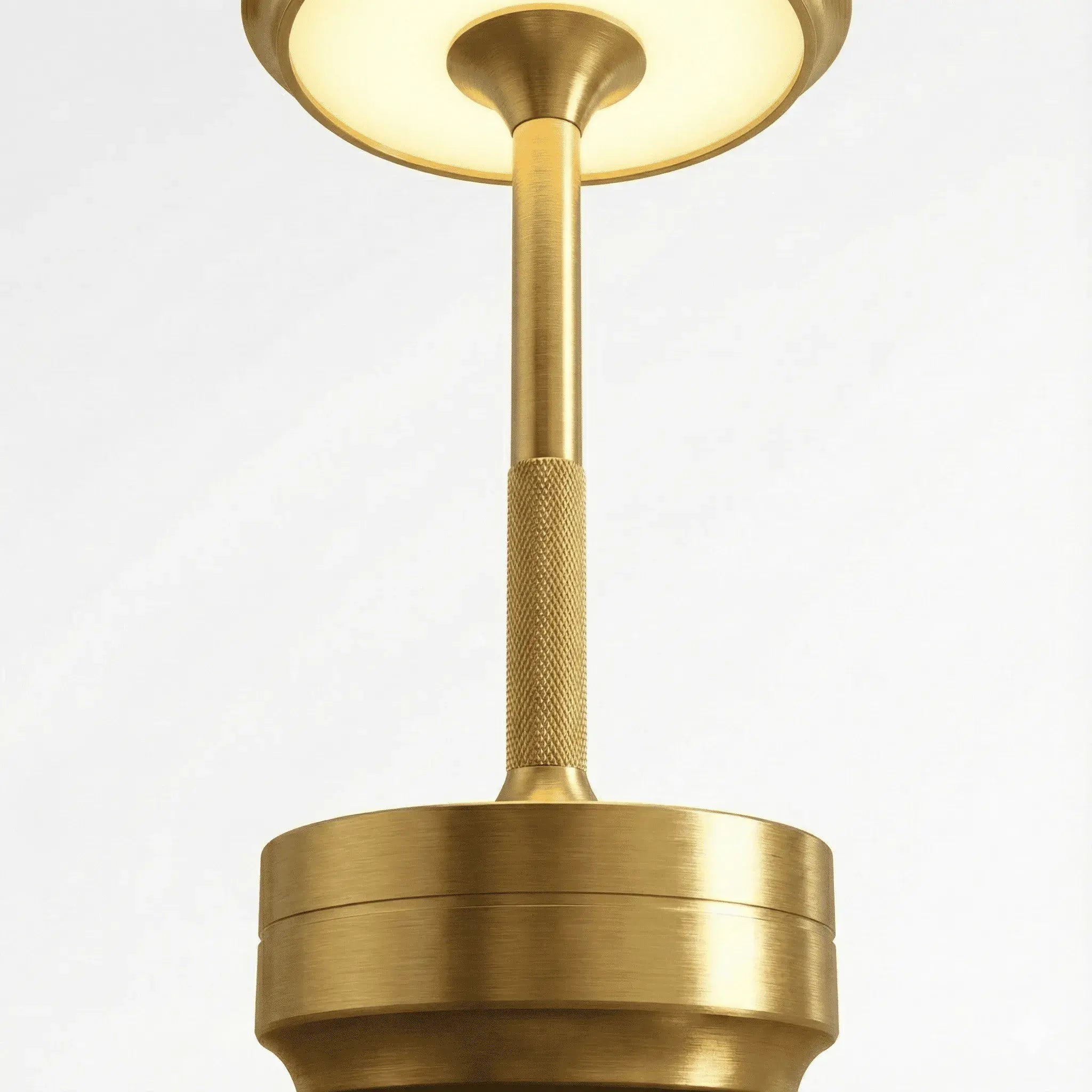 Detalhe do acabamento premium e textura antiderrapante da luminária de mesa LED em alumínio de alta durabilidade.