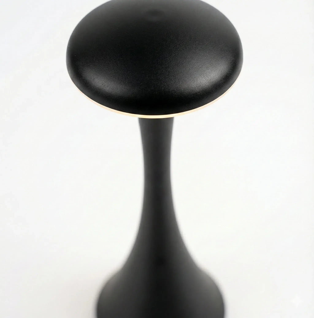 Detalhe da cúpula da luminária de mesa Elysium Touch preta, destacando o acabamento e o formato superior.