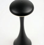 Detalhe da cúpula da luminária de mesa Elysium Touch preta, destacando o acabamento e o formato superior.