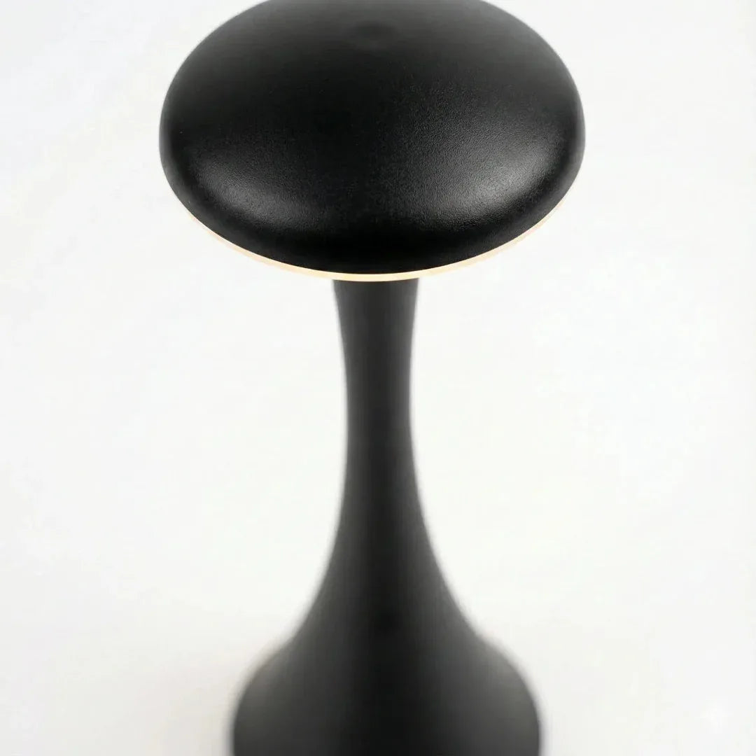 Detalhe da cúpula da luminária de mesa Elysium Touch preta, destacando o acabamento e o formato superior.