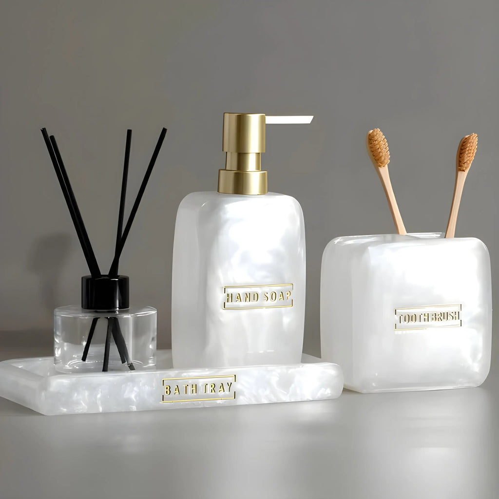 Detalhe Kit Banheiro Aura Perla com difusor, Branco Pérola e dourado, organização de lavabo.