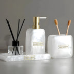 Detalhe Kit Banheiro Aura Perla com difusor, Branco Pérola e dourado, organização de lavabo.