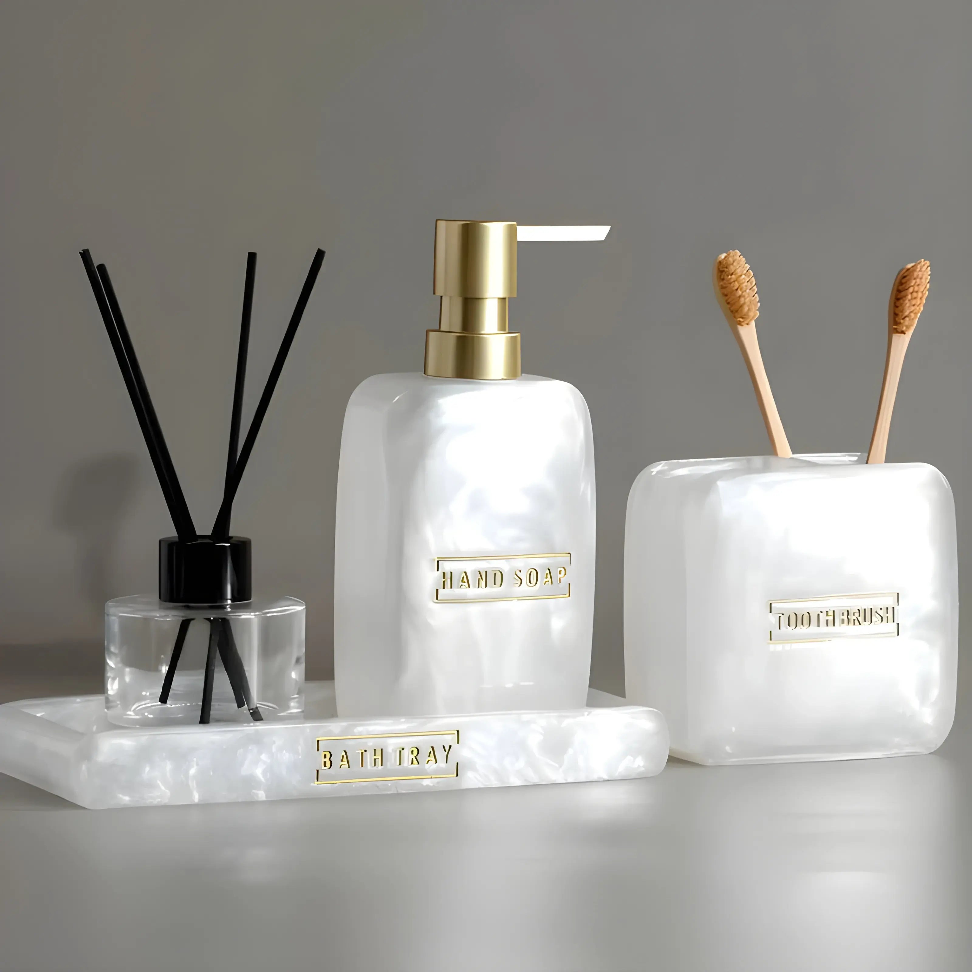 Detalhe Kit Banheiro Aura Perla com difusor, Branco Pérola e dourado, organização de lavabo.