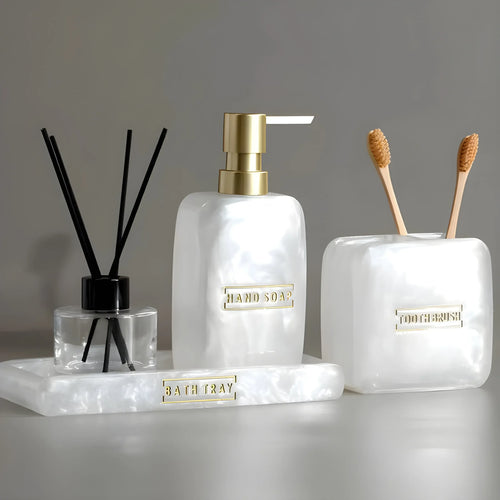 Detalhe Kit Banheiro Aura Perla com difusor, Branco Pérola e dourado, organização de lavabo.