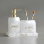 Kit Banheiro Lavabo Aura Perla, saboneteira e porta-escovas, detalhes dourados, organização elegante.