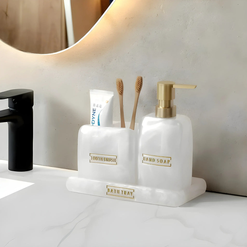 Kit Banheiro Lavabo Aura Perla Luxo, Branco Pérola com dourado, na bancada de lavabo moderno.