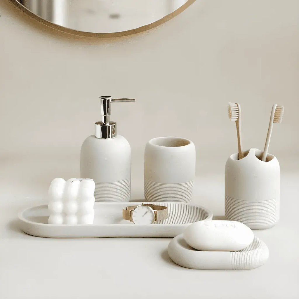 Kit Banheiro Lavabo Travertino Classico Bege luxo, 5 peças em resina, na bancada de lavabo elegante.