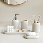 Kit Banheiro Lavabo Travertino Classico Bege luxo, 5 peças em resina, na bancada de lavabo elegante.