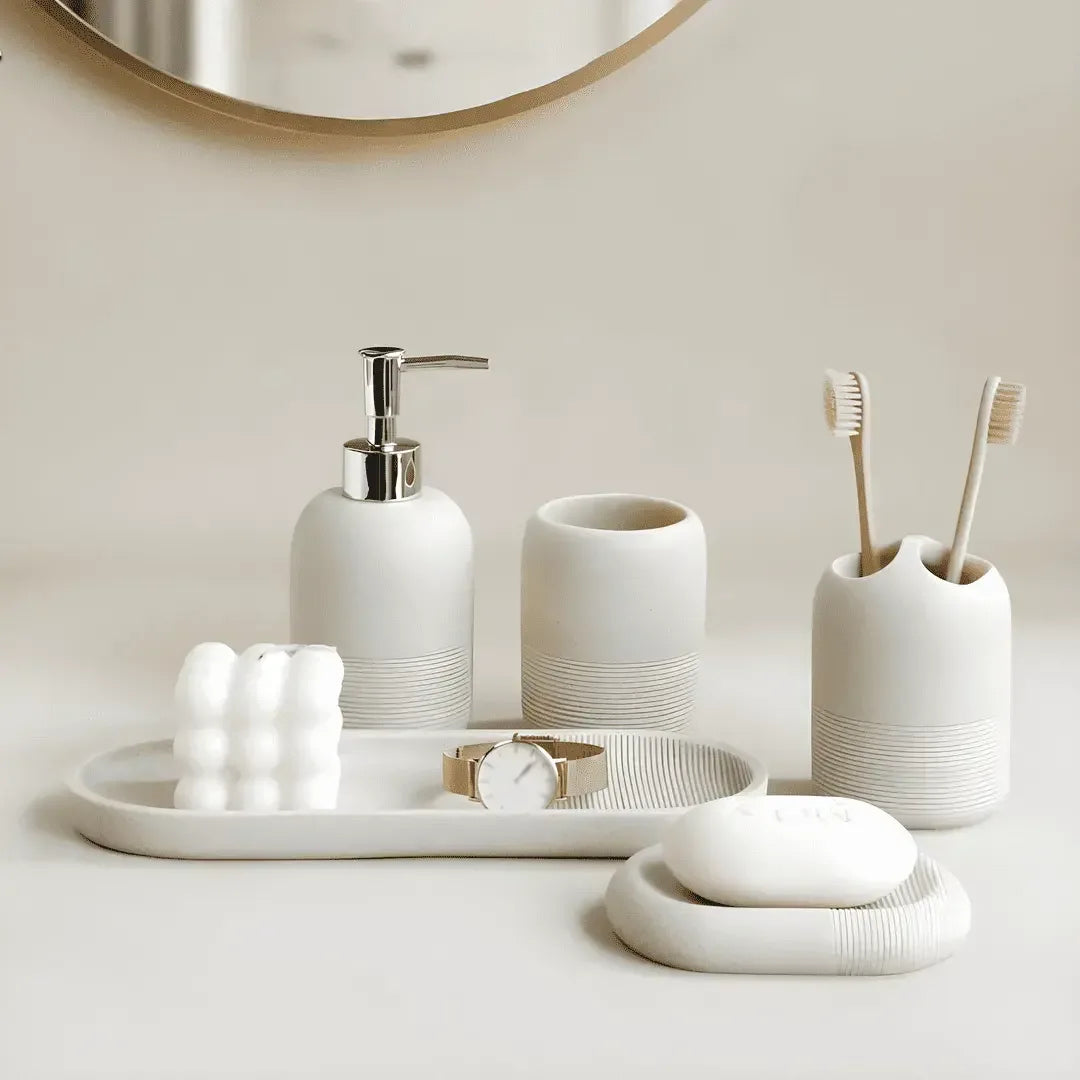 Kit Banheiro Lavabo Travertino Classico Bege luxo, 5 peças em resina, na bancada de lavabo elegante.