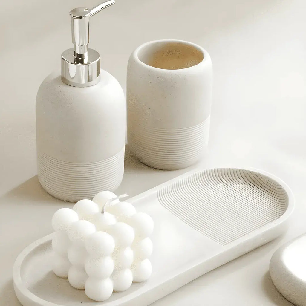 Detalhe Kit Banheiro Travertino Classico bege, saboneteira, porta-escovas e bandeja em resina.