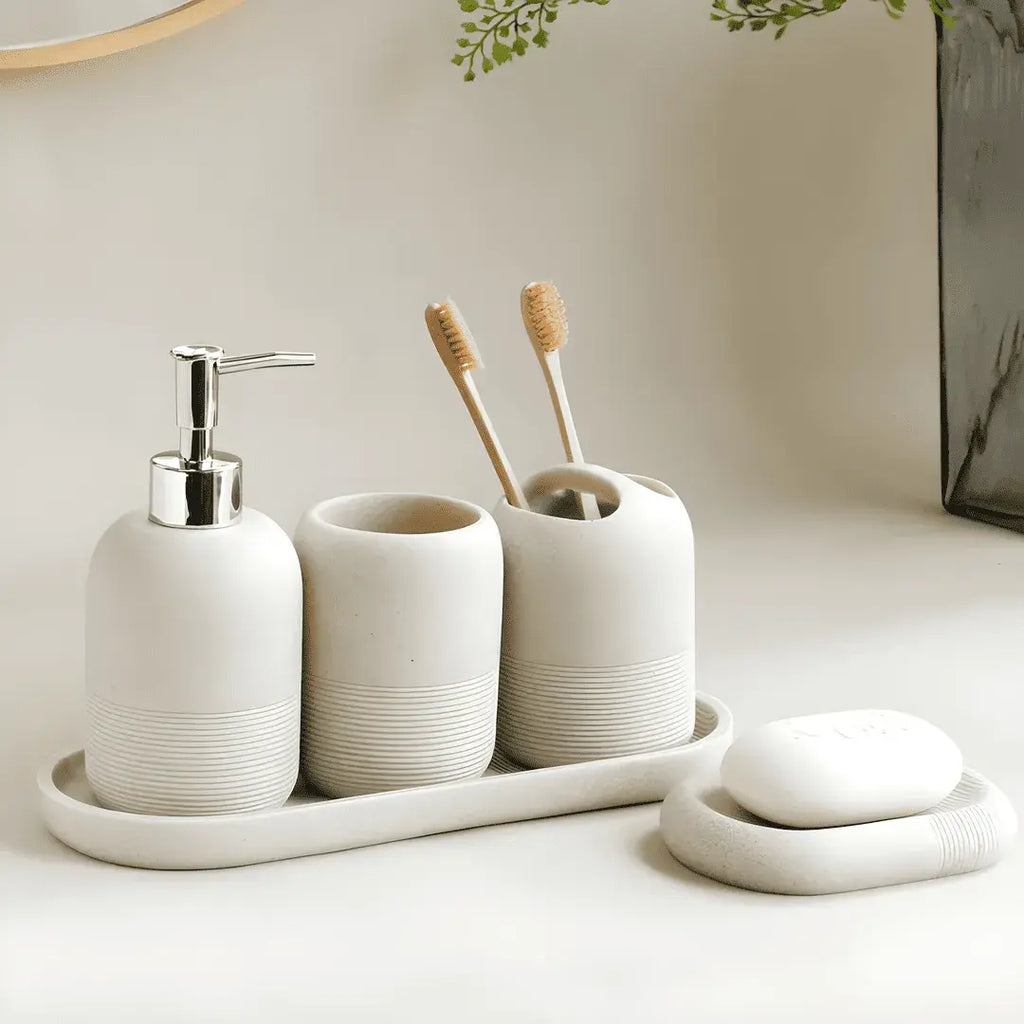 Kit Banheiro Travertino Classico bege, vista lateral completa, elegância em resina para lavabo.