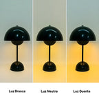 Luminária de LED mesa Aurora Ébano Preta Larvivaz exibindo três temperaturas de cor: luz branca, neutra e quente, com controle touch.
