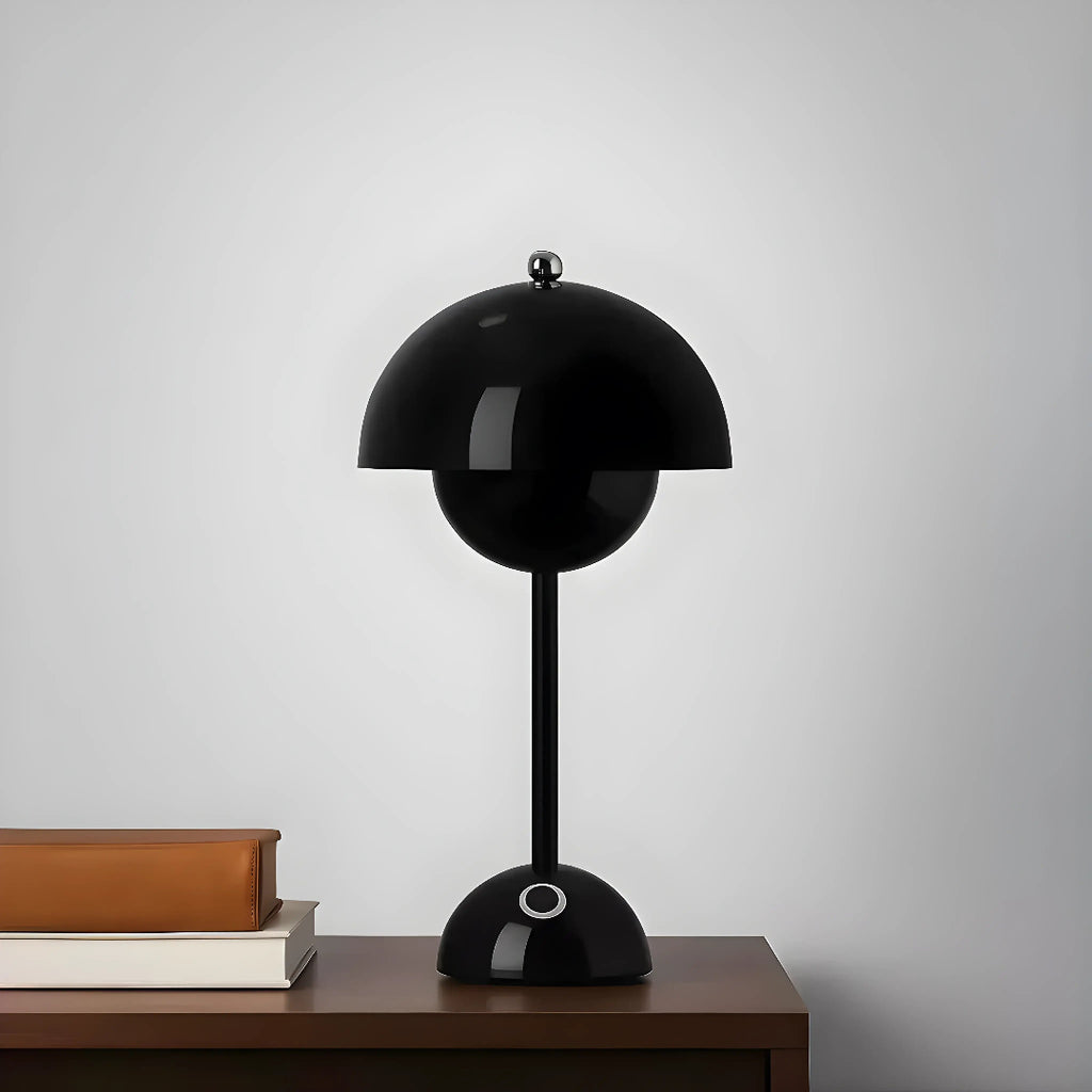 Luminária de mesa Aurora Ébano Preta sobre móvel de madeira, peça de design premium Larvivaz com toque minimalista e acabamento fosco.