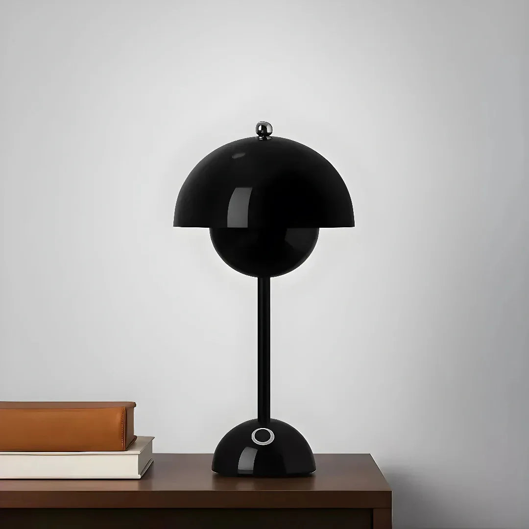 Luminária de mesa Aurora Ébano Preta sobre móvel de madeira, peça de design premium Larvivaz com toque minimalista e acabamento fosco.