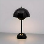 Luminária de mesa Aurora Ébano Preta LED Larvivaz com design sofisticado em formato cogumelo, iluminação touch e acabamento premium.