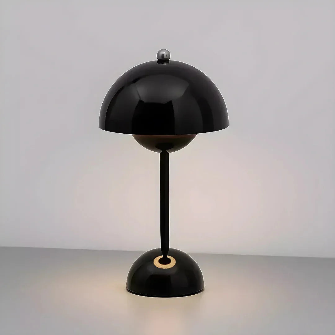 Luminária de mesa Aurora Ébano Preta LED Larvivaz com design sofisticado em formato cogumelo, iluminação touch e acabamento premium.