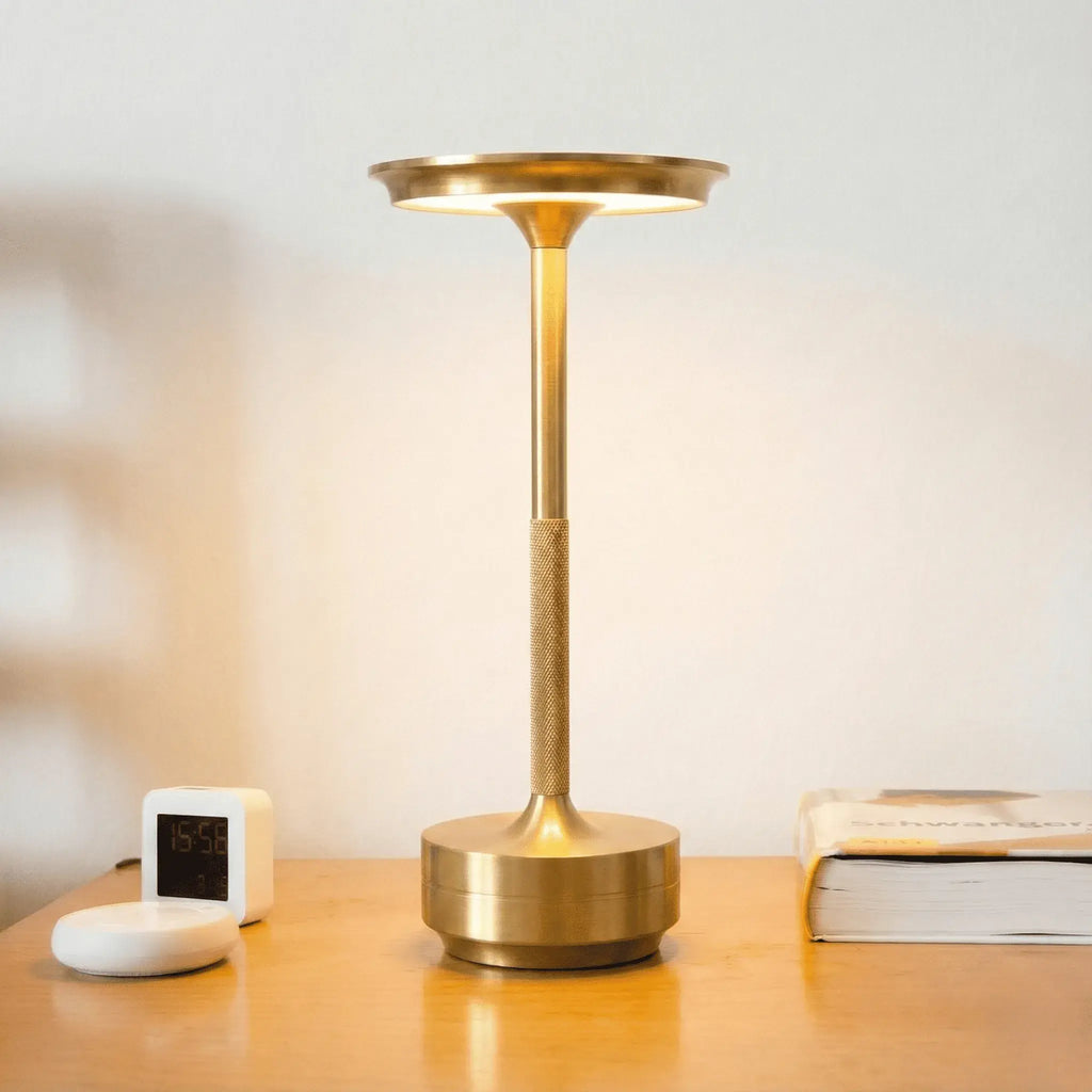 Luminária de mesa Larvivaz iluminando suavemente um ambiente de jantar, criando uma atmosfera acolhedora e luxuosa.