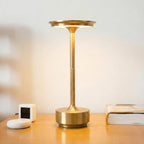 Luminária de mesa Larvivaz iluminando suavemente um ambiente de jantar, criando uma atmosfera acolhedora e luxuosa.