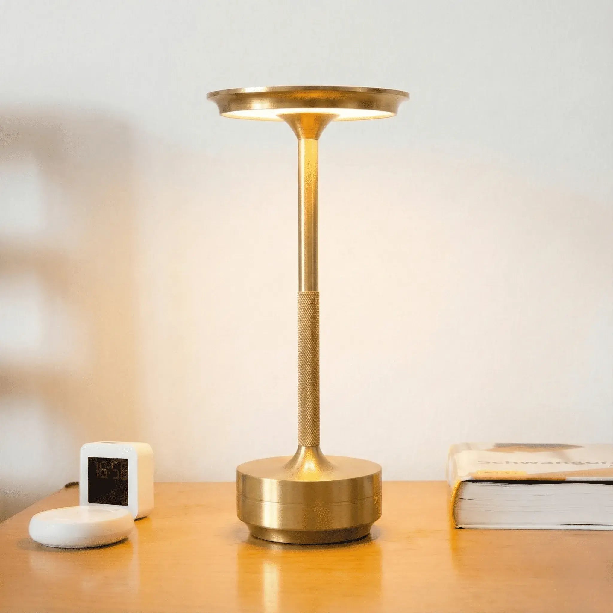 Luminária de mesa Larvivaz iluminando suavemente um ambiente de jantar, criando uma atmosfera acolhedora e luxuosa.