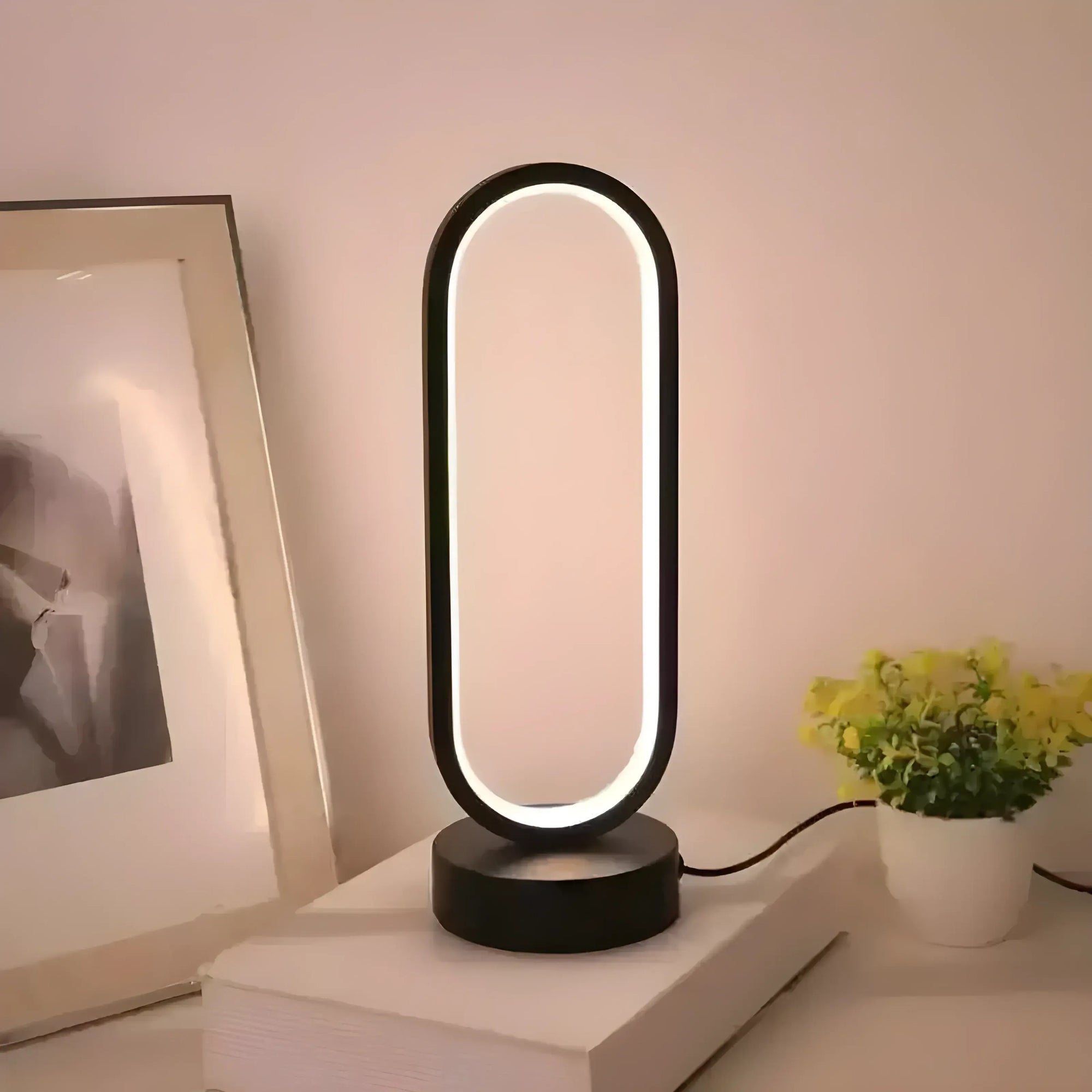 Luminária de mesa LED Larvivaz modelo Aurévia com luz branca, ideal para escritórios e salas contemporâneas.