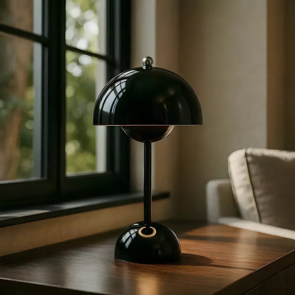 Luminária de mesa LED Aurora Ébano Preta decorando ambiente moderno com luz quente e design elegante da Larvivaz.