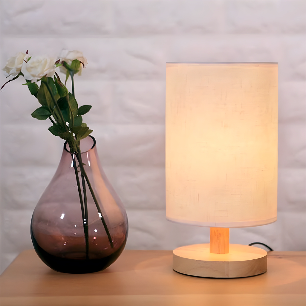 Luminária de mesa led Vetra Larvivaz em ambiente minimalista, perfeita para decoração moderna e elegante.