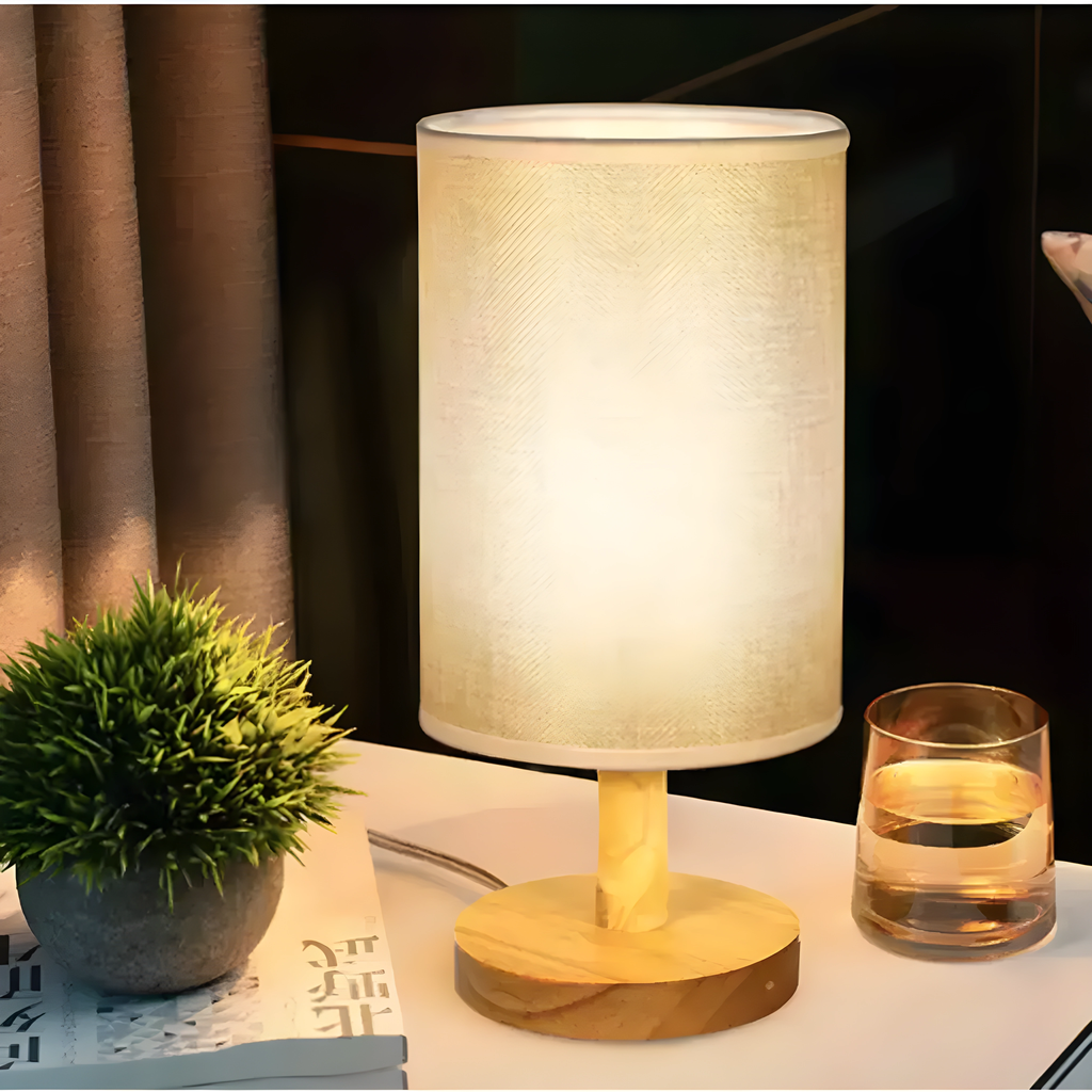 Luminária de mesa Vetra Larvivaz iluminando o quarto com luz suave, ideal para ambientes de luxo e conforto.