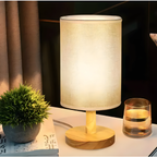 Luminária de mesa Vetra Larvivaz iluminando o quarto com luz suave, ideal para ambientes de luxo e conforto.