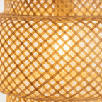 Detalhe da luminária de teto Larvivaz Imperial Rattan, textura artesanal em rattan e acabamento premium de alto padrão.