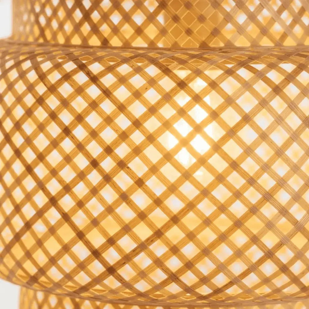 Detalhe da luminária de teto Larvivaz Imperial Rattan, textura artesanal em rattan e acabamento premium de alto padrão.