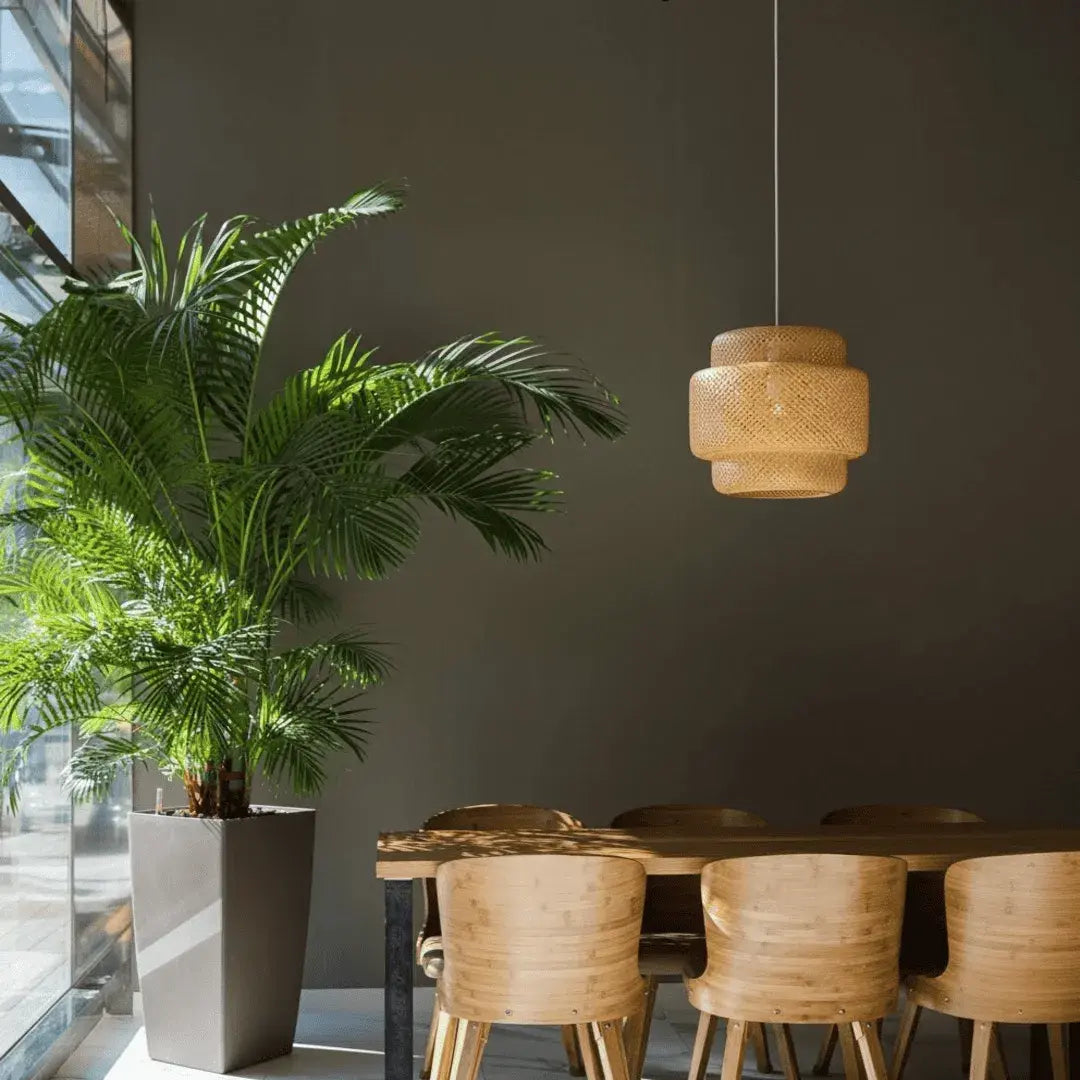 Luminária de teto Larvivaz Imperial Rattan instalada em sala moderna, iluminação aconchegante e decoração premium com estilo natural.