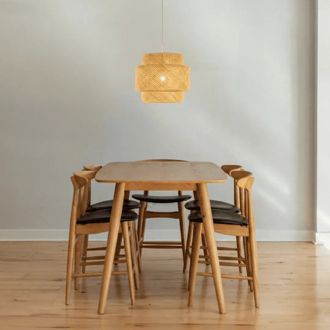 Luminária de teto Larvivaz Imperial Rattan aplicada em sala de jantar, luz acolhedora e design exclusivo em rattan natural.