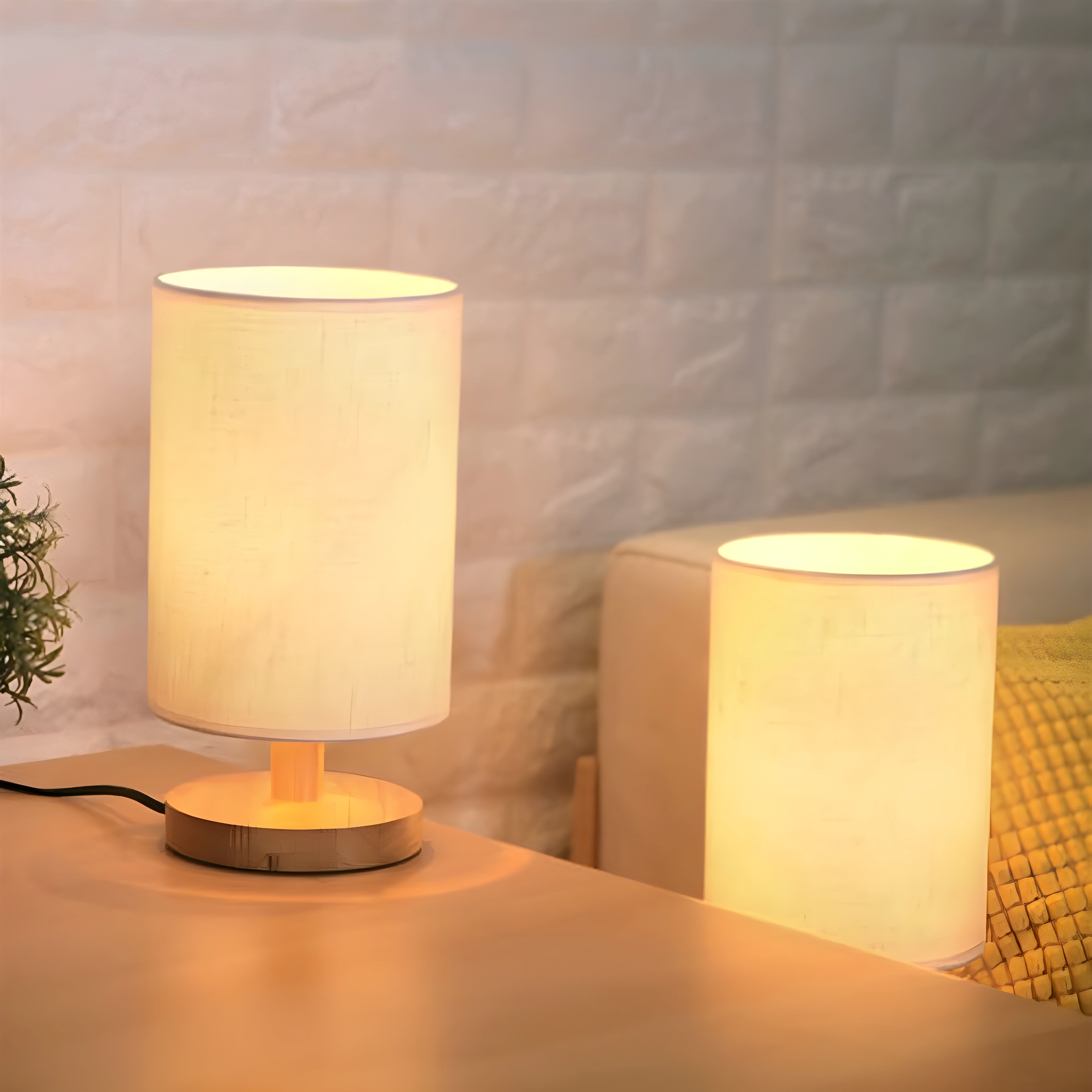 Luminária de led mesa Vetra Larvivaz com base de madeira e cúpula de linho, iluminação quente e aconchegante.