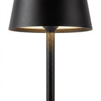 Close-up detalhado da cúpula da luminária Éclat Prestige, mostrando a textura robusta do acabamento interno preto e a iluminação LED quente.