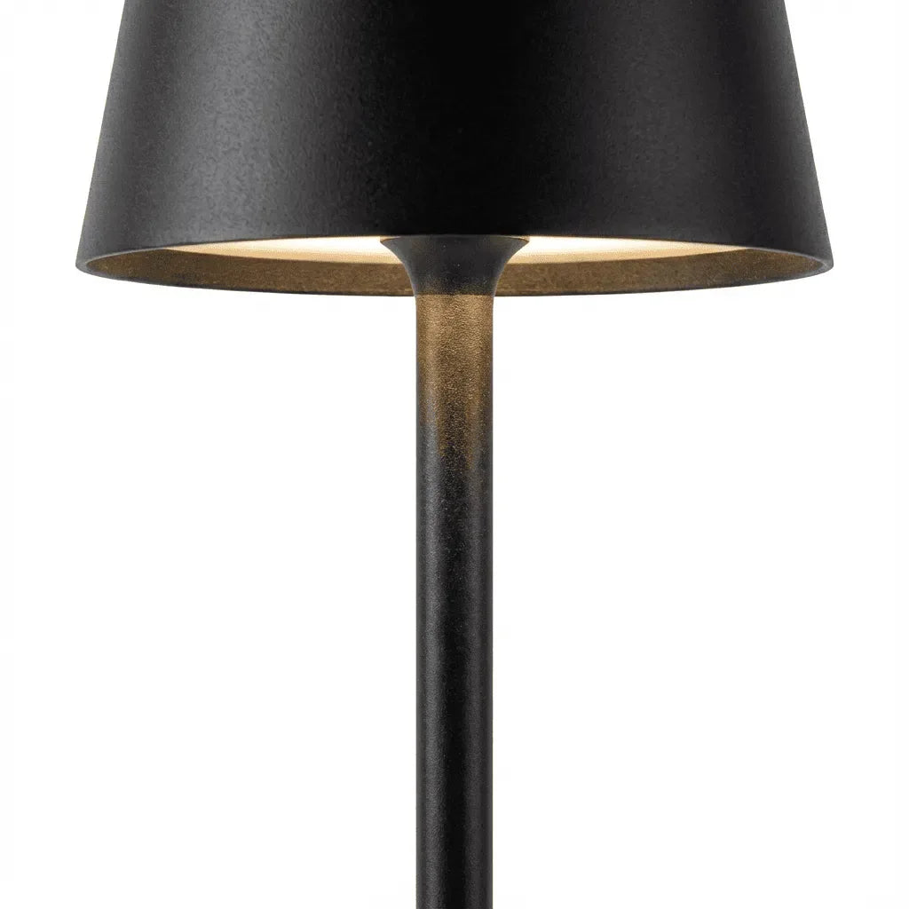 Close-up detalhado da cúpula da luminária Éclat Prestige, mostrando a textura robusta do acabamento interno preto e a iluminação LED quente.