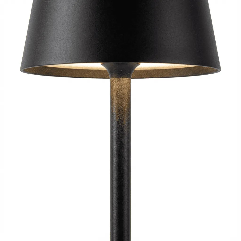 Close-up detalhado da cúpula da luminária Éclat Prestige, mostrando a textura robusta do acabamento interno preto e a iluminação LED quente.