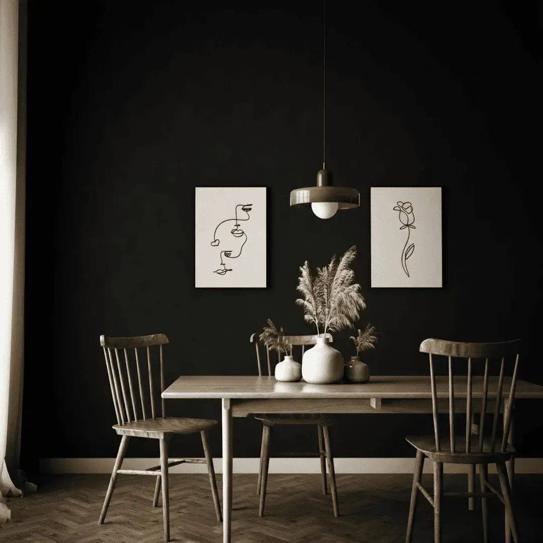 Luminária de Teto Vetrina Nórdica instalada sobre mesa de jantar em ambiente sofisticado, criando uma iluminação difusa e aconchegante.