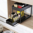 Organizador de cozinha Valeron da Larvivaz otimizando o espaço vertical dentro de um armário de cozinha.