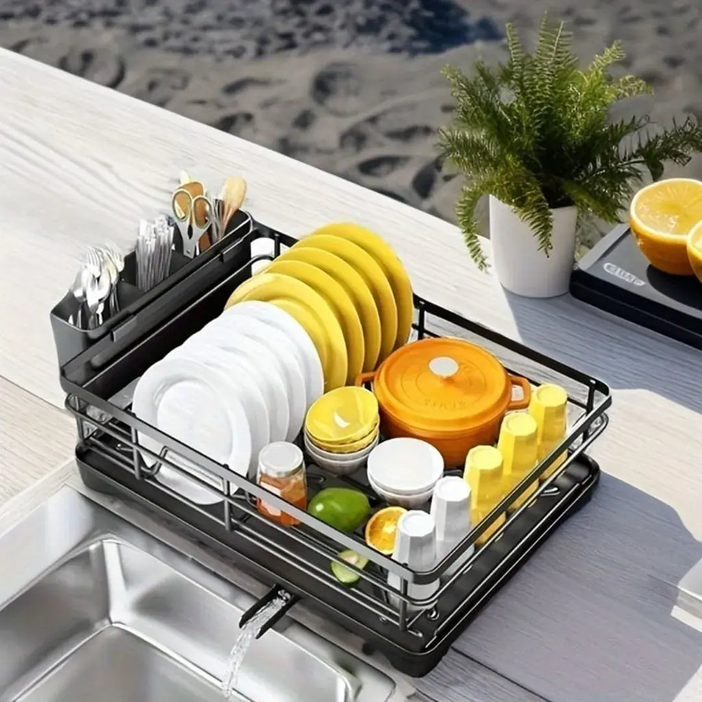 Organizador de cozinhas modelo Nero Carbon em uso na bancada, ao lado de uma pia moderna, com louças e frutas.