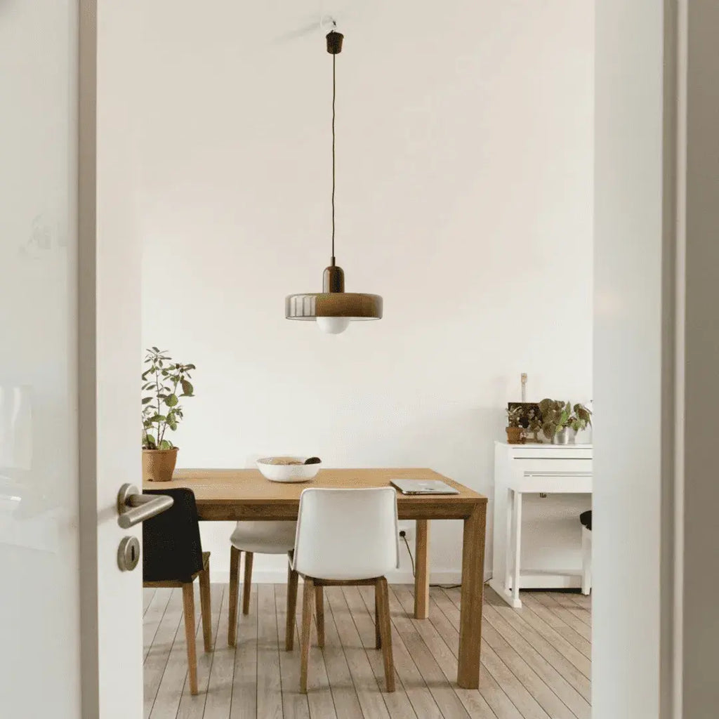 Decoração de interiores com o Pendente Vetrina Nórdica em ambiente claro com móveis de madeira, ideal para cozinhas e áreas gourmet.