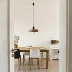 Decoração de interiores com o Pendente Vetrina Nórdica em ambiente claro com móveis de madeira, ideal para cozinhas e áreas gourmet.