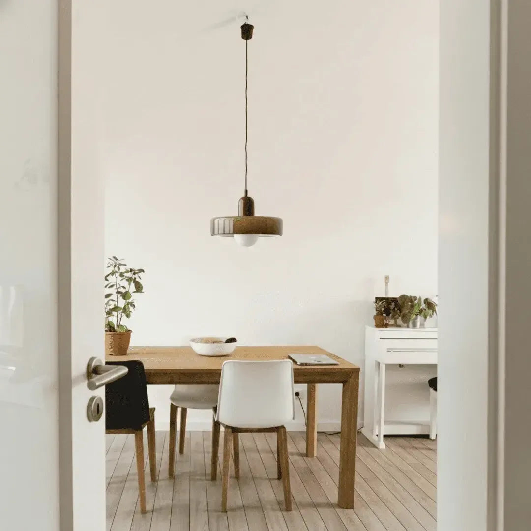 Decoração de interiores com o Pendente Vetrina Nórdica em ambiente claro com móveis de madeira, ideal para cozinhas e áreas gourmet.