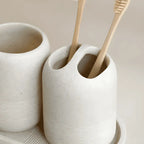 Porta-escovas Kit Banheiro Travertino Classico, resina bege, organização de lavabo, escovas de bambu.