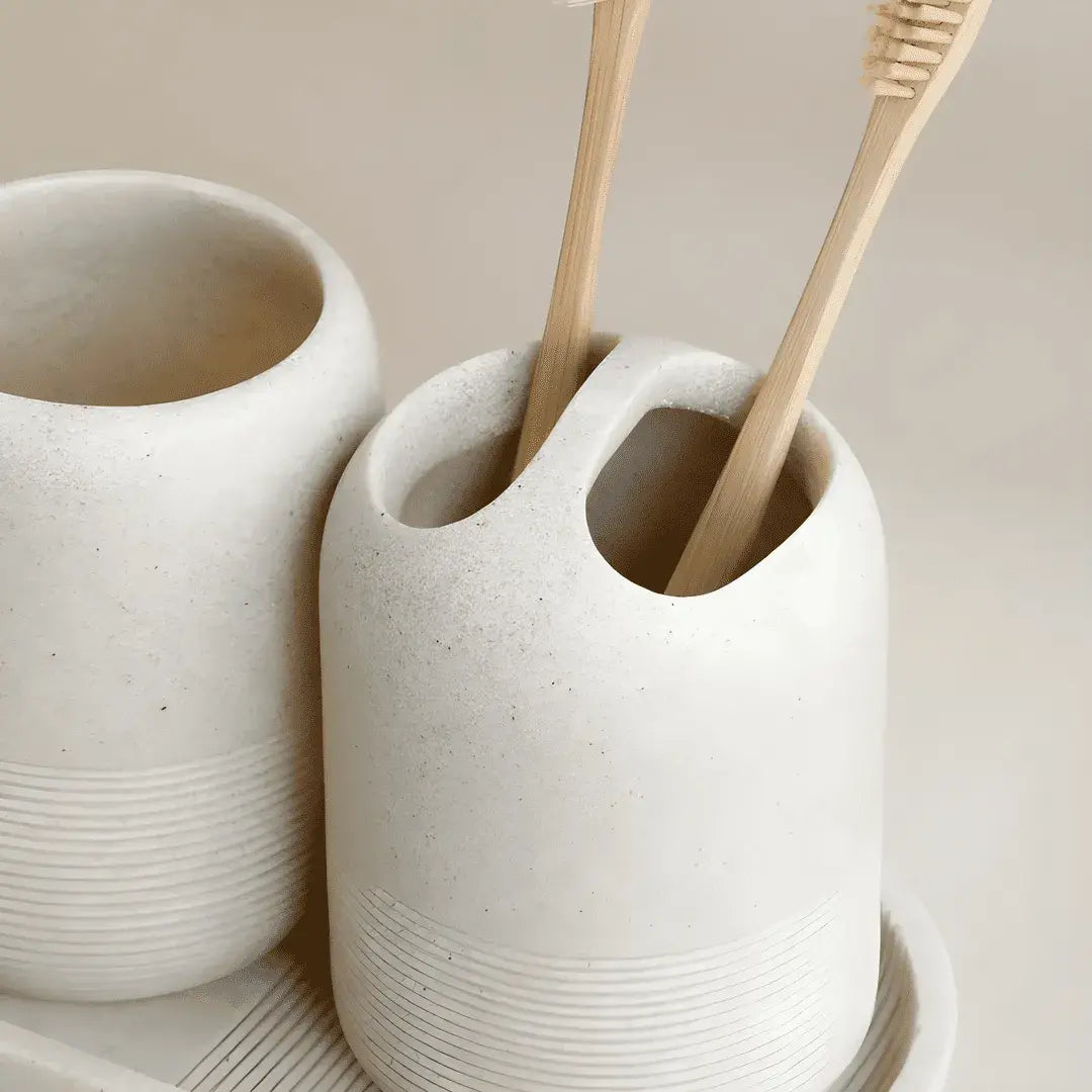 Porta-escovas Kit Banheiro Travertino Classico, resina bege, organização de lavabo, escovas de bambu.