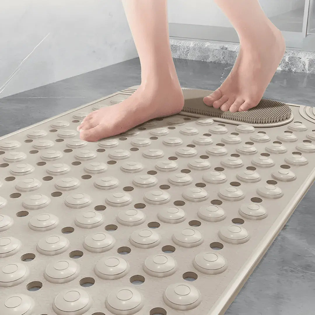 Pés sobre o tapete para banheiro antiderrapante Elysian, demonstrando a segurança e o conforto do uso.