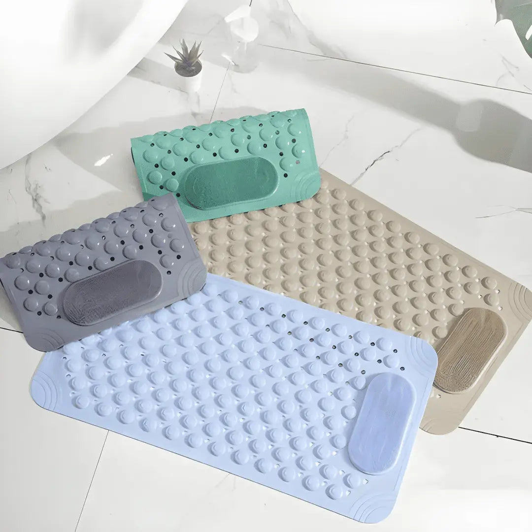 Coleção de tapetes para banheiro Elysian em diversas cores, com detalhe da bucha para lavagem dos pés.