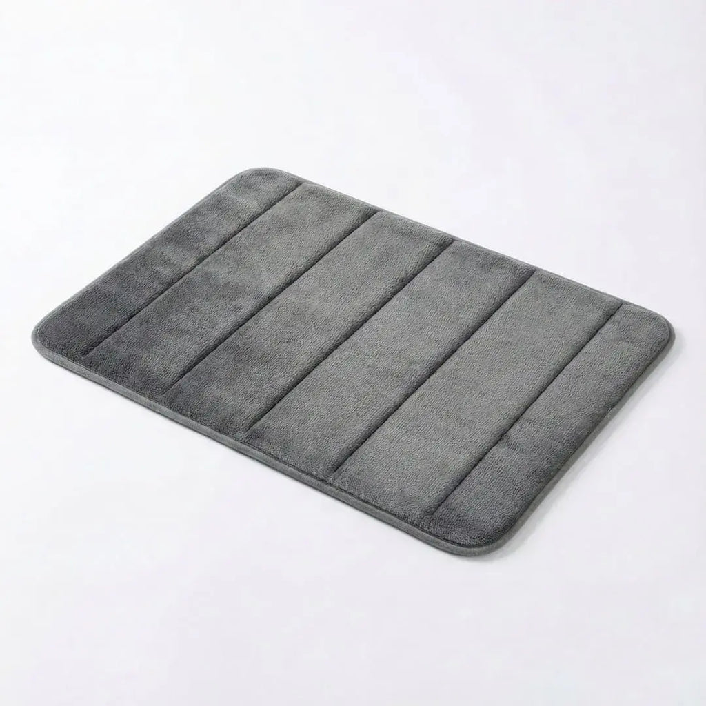 Tapete para banheiro Larvivaz VelvetShield na cor cinza, exibindo design moderno com textura em relevo e acabamento premium em poliéster.