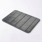 Tapete para banheiro Larvivaz VelvetShield na cor cinza, exibindo design moderno com textura em relevo e acabamento premium em poliéster.