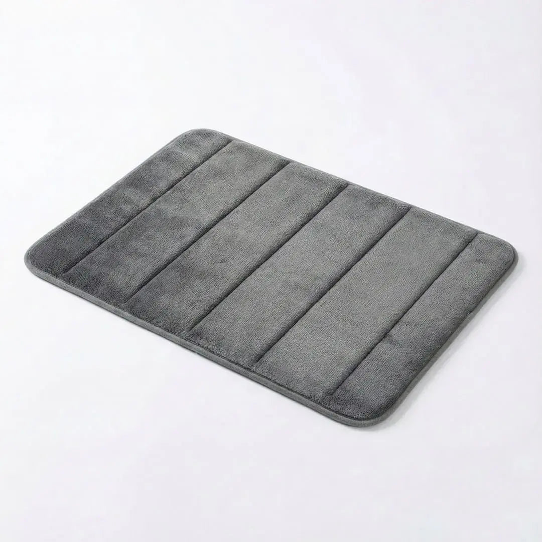 Tapete para banheiro Larvivaz VelvetShield na cor cinza, exibindo design moderno com textura em relevo e acabamento premium em poliéster.